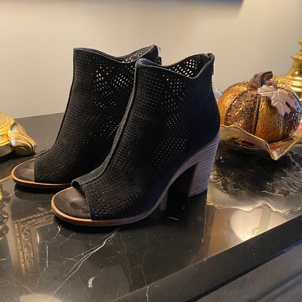 Lucky Brand  Vacob Black oiled Suede Booties Size. 6M